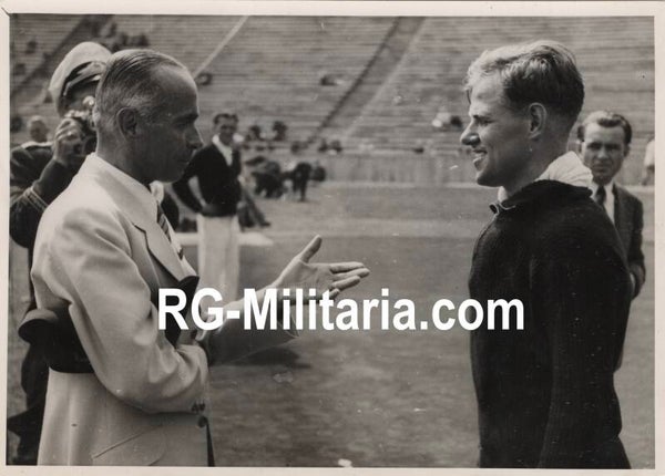 Original WW2 German Press Photo - Reichssportführer von Tschammer und Osten with Ritterkreuzträger Knights Cross wearer Major Joachim Müncheberg