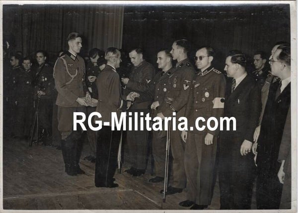 Original WW2 French Press Photo - Wounded soldiers receiving the DRL Sportabzeichen by Reichssportführer Von Tschammer und Osten (1942)