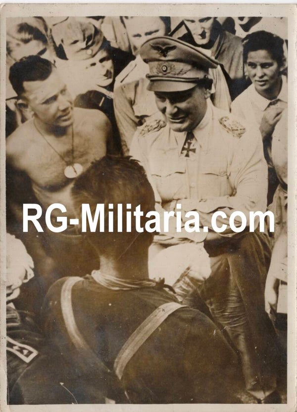 Original WW2 French Press Photo - Reichsfeldmarschall Hermann Göring visiting pilots (1942)