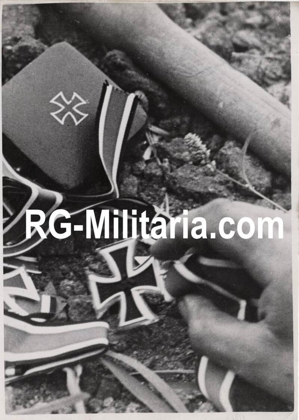 Original WW2 German Press Photo - EK2 Iron Crosses for the fallen soldiers near the Orel, Eastern Front (1943)