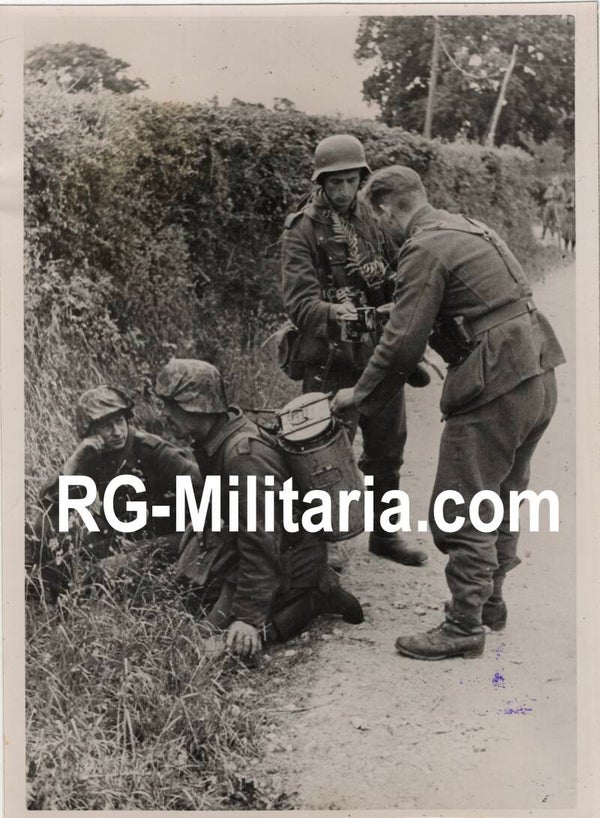 Original WW2 German Press Photo - German troops with US camouflage helmet nets in Normandy, France, D-Day, Operation Overlord (1944)