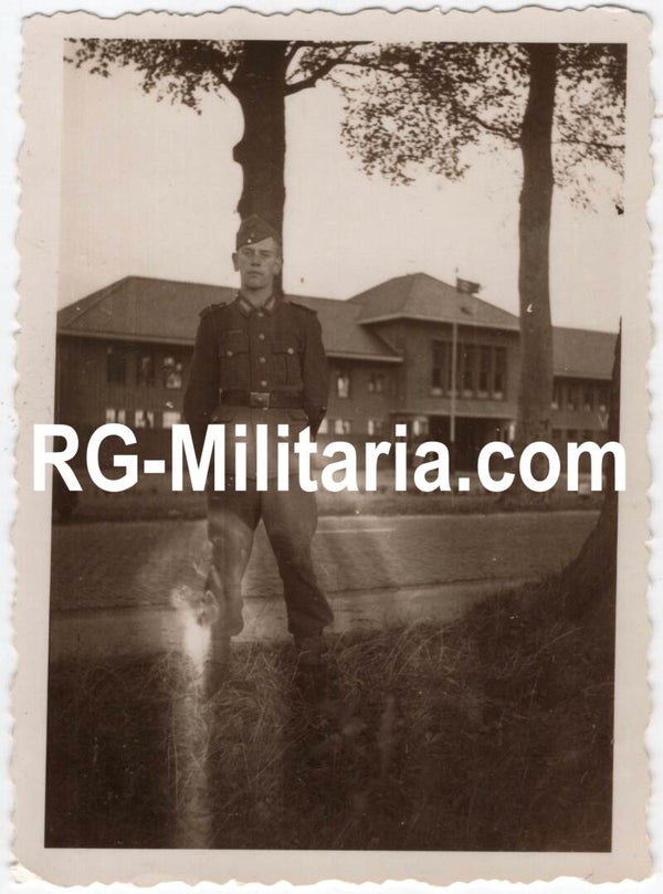 Original WW2 German Photo - German soldier at the Constant Rebecquekazerne in Eindhoven, Holland