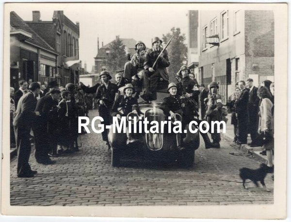 Original WW2 Dutch Liberation Photo - Liberation of Eindhoven, NBS Dutch resistance, Holland (1944)