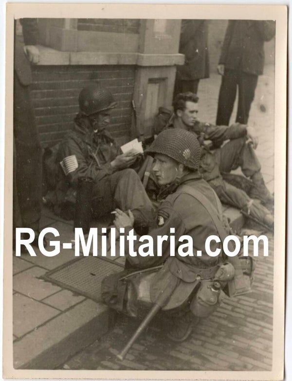 Original WW2 Dutch Liberation Photo - Liberation of Eindhoven, 101st Airborne Joe Liebgott cigarette break, Holland (1944)
