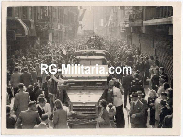 Original WW2 Dutch Liberation Photo - Liberation of Eindhoven, Allied trucks, Holland (1944)