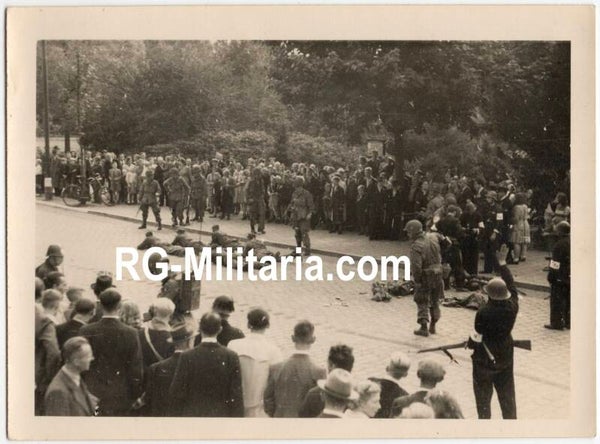 Original WW2 Dutch Liberation Photo - Liberation of Eindhoven, 101st Airborne captures German POW troops, Holland (1944)