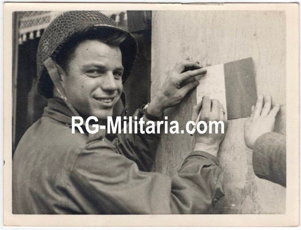 Original WW2 Dutch Liberation Photo - Liberation of Eindhoven, 101st Airborne Joe Liebgott signs signature, Holland (1944)