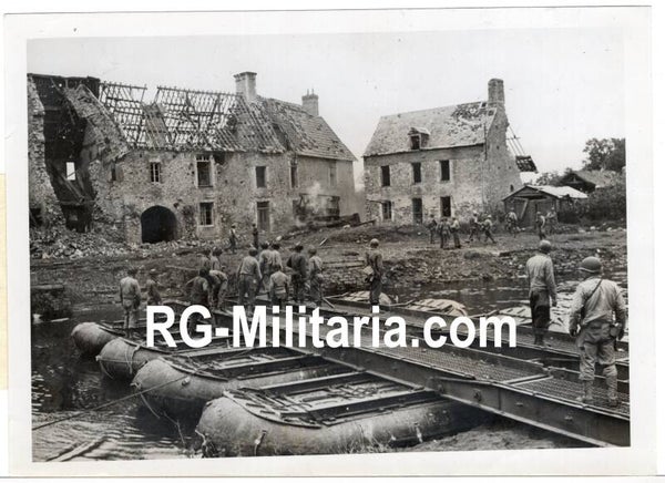 Original WW2 US Press Photo - American bridge building in Saint-Lo,  Normandy, France, Operation Overlord, D-Day (1944)