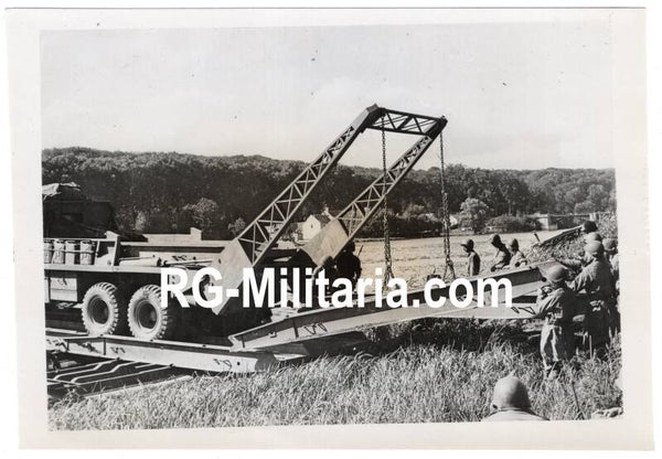 Original WW2 US Press Photo - American bridge building on the Seine, France (1944)