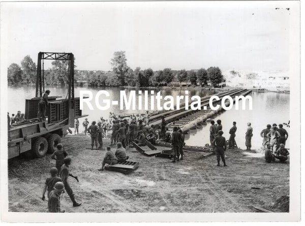 Original WW2 US Press Photo - American bridge building on the Seine, France (1944)