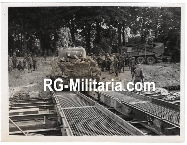 Original WW2 US Press Photo - American bridge building on the Seine, France, Sherman Tank (1944)