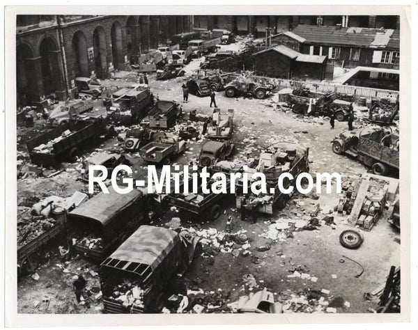 Original WW2 US Press Photo - Abandoned German vehicles in Paris, France (1944)