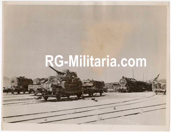 Original WW2 US Press Photo - Captured German Panzer IV 4 tank on a train in Apach, France (1944)