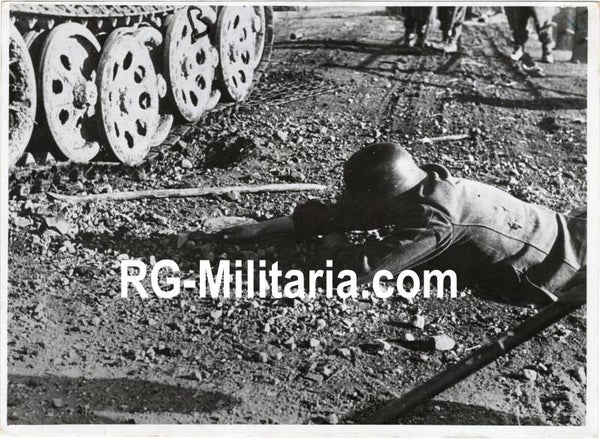 Original WW2 German Press Photo - German Pionier laying mines on the Eastern Front (1944)