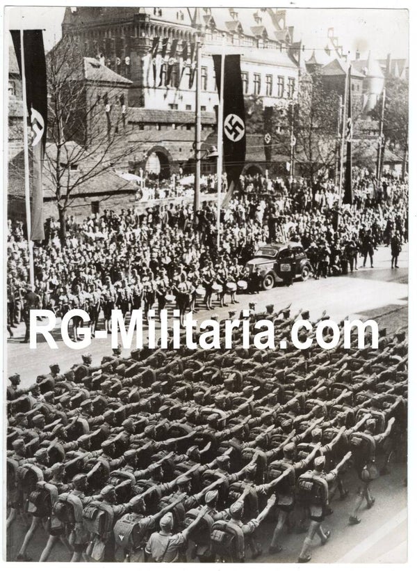 Original WW2 British Press Photo - HJ Hitlerjugend marching infront of Adolf Hitler at the Reichsparteitag Nurnberg (1937)