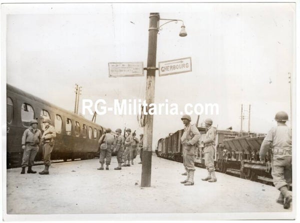 Original WW2 US Press Photo - US troops on a French train station near Cherbourg, France (1944)