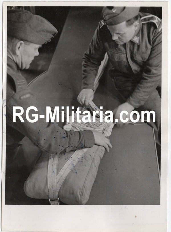 Original WW2 British Press Photo - Polish paratroopers in Scotland servicing parachutes (1942)