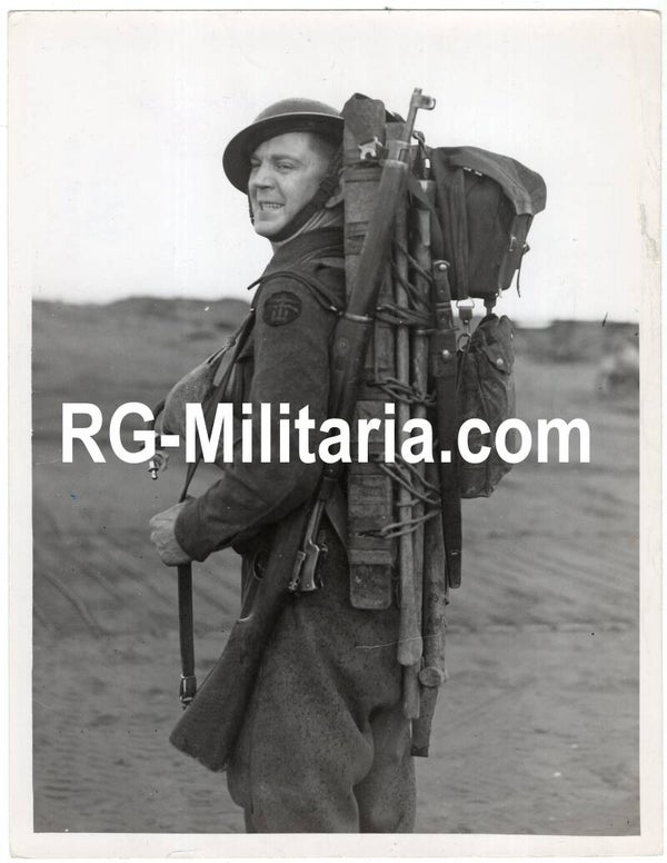Original WW2 British Press Photo - British Commando with his Yukon pack during training (1943)