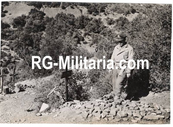 Original WW2 US Press Photo - US officer checking out the mass grave site of Poleponnese, Tripolis, mass execution of Greece partisans in Greece (1945)