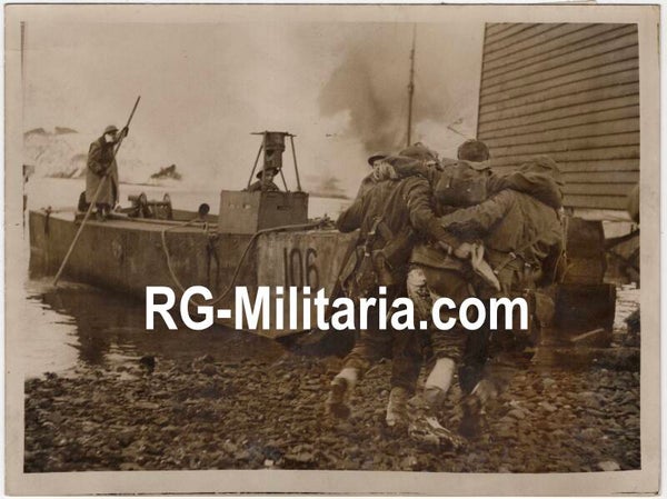 Original WW2 British Press Photo - Evacuating wounded from Norse base Vaagso, Maaloy, Norway (1941)