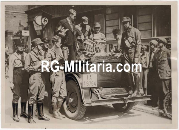 Original WW2 French Press Photo - SA Sturmabteilung troops confiscate 'anti-German' books for burning, Berlin (1933)