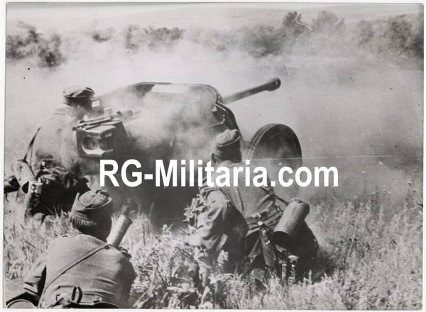 Original WW2 German Press Photo - Infantry fighting Soviet troops with PAK canons, Artillery on the Eastern Front (1943)