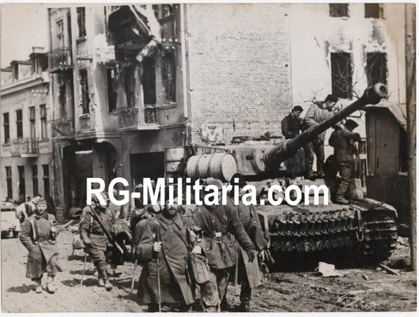 Original WW2 German Press Photo - German Tiger 1 panzer Tank in Kovel, Eastern Front (1944)