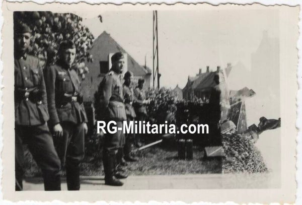 Original WW2 German Photo - German soldiers with a PAK canon in Eindhoven, Holland, May (1940)