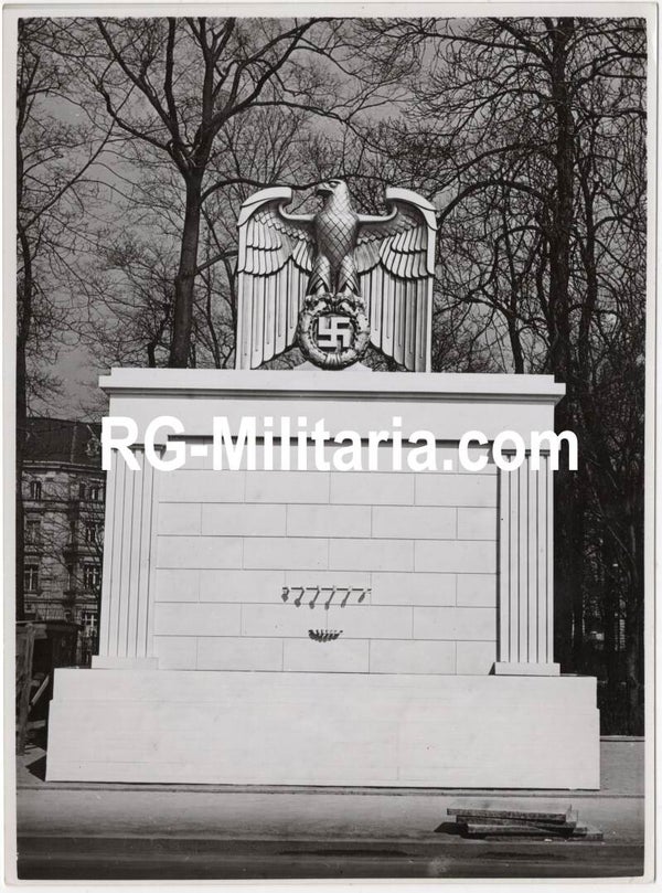 Original WW2 German Pressphoto - Monument for Hitler's birthday in Berlin (1939)