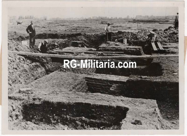 Original WW2 German Pressphoto - Archeologists in Rotterdam, Kasteel ter Spangen Overschie (1941)