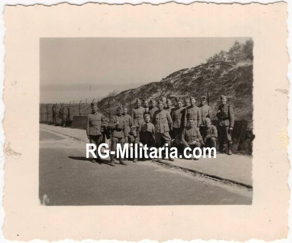 Original WW2 German Photo - Dutch POW soldiers at the coast guarded by Germans, Holland (1940)