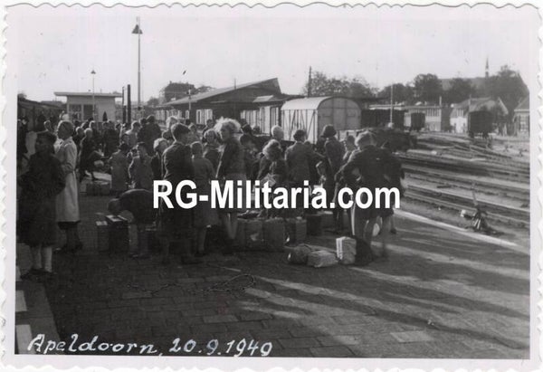 Original WW2 German Photo - Children from Amsterdam, Zandvoort and IJmuiden leave Apeldoorn, Holland (1940)