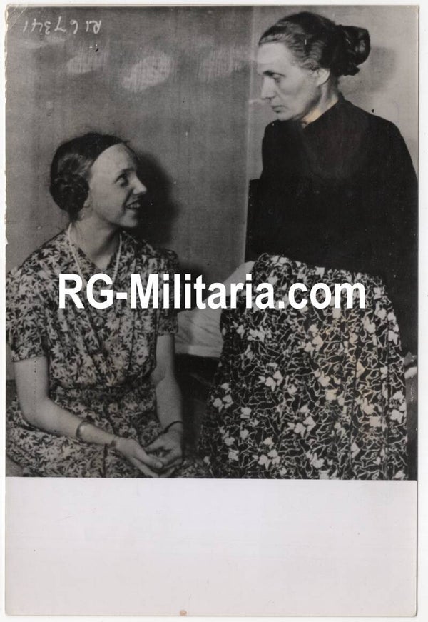 Original WW2 French Press Photo - Wife Gudrun and daughter Margarete of Heinrich Himmler captured by the US 88th Division (1945)