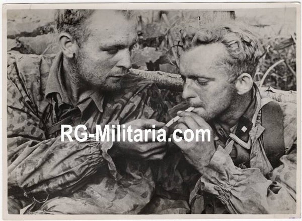 Original WW2 German Waffen SS Press Photo - Two Waffen SS soldiers taking a smoking break after a hard battle (1943)
