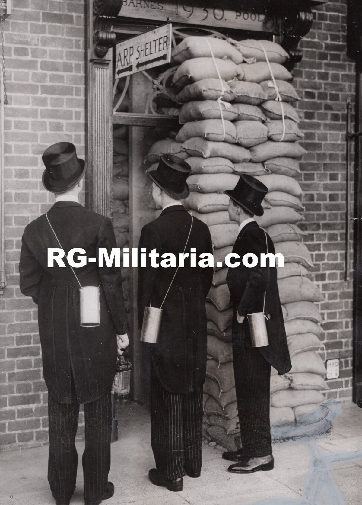 Original WW2 British Press Photo - Estonians at an ARP Air Raid Shelter ...