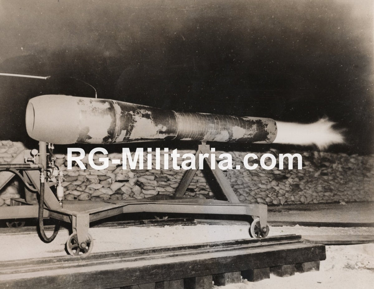 Original WW2 US Press Photo - US-made V1 V-weapon jet engine test (1945)
