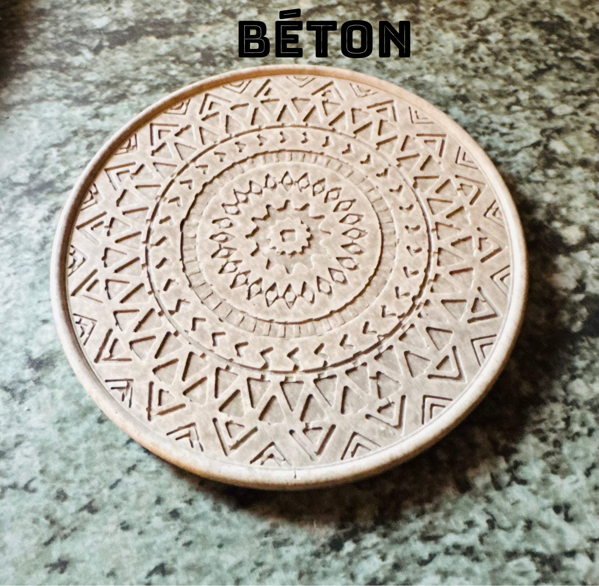 Petit plateau rond à motif : jesmonite ou béton