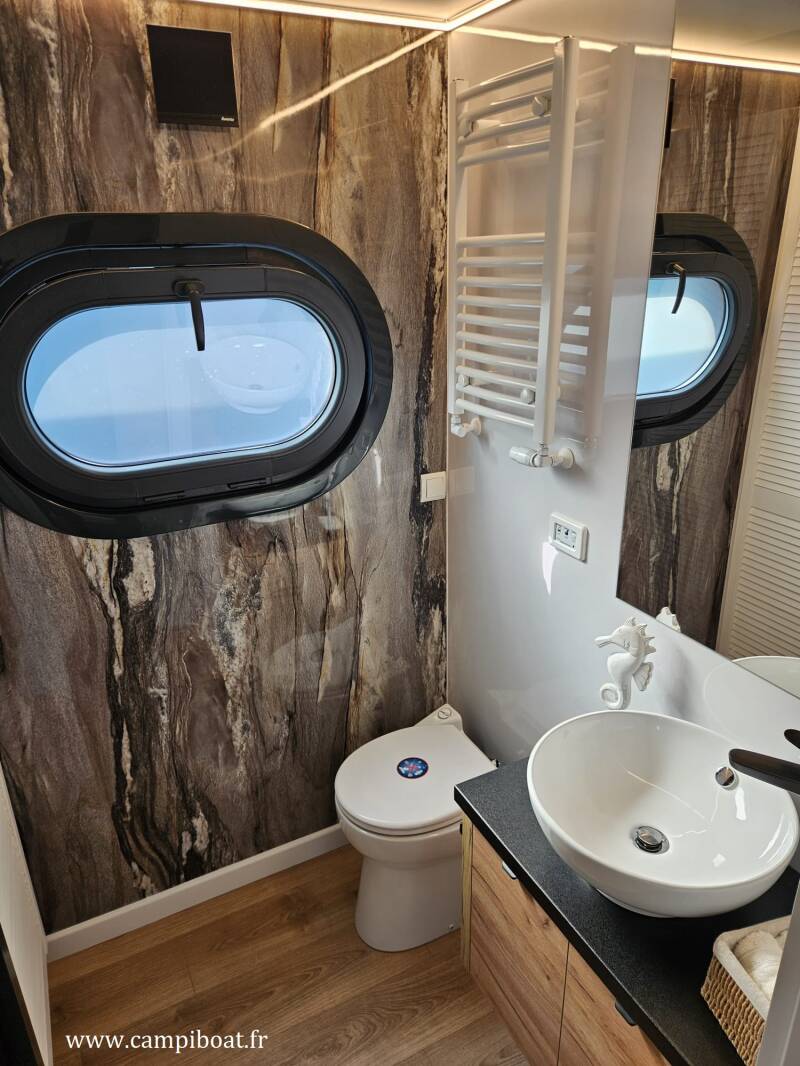 heo-int-bath-room-1-standard-84753i.jpg