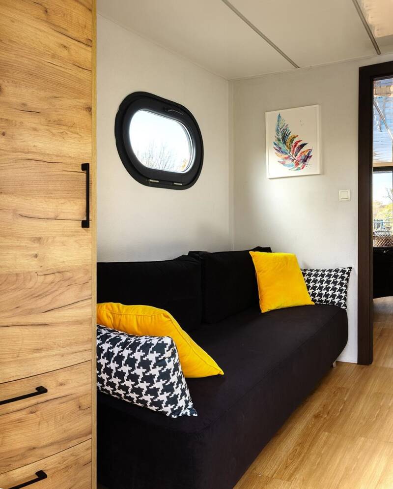 heo-int-room-4-standard-4zgg91.jpg