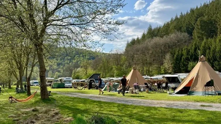 Eerste rij kampeerplaatsen Camping Le Trou du Cheval