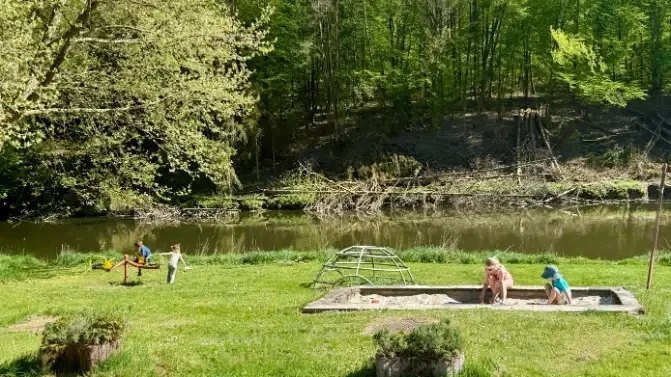 Spielende Kinder auf dem Campingplatz Camping Le Trou du Cheval