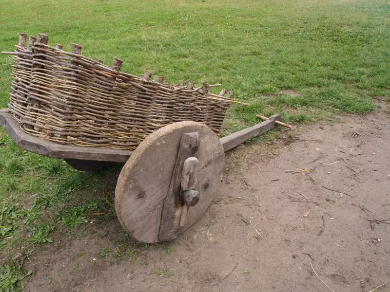 Houten kar met houten naaf en wiel