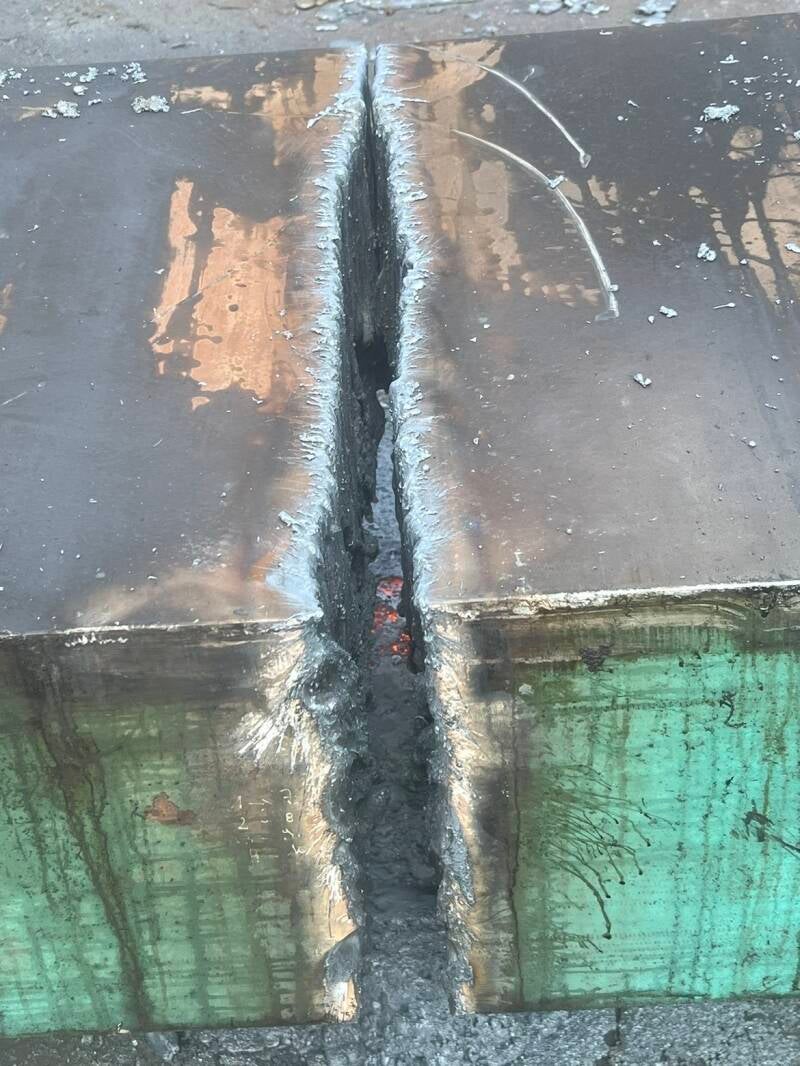 Découpe de ferraille par un chalumiste