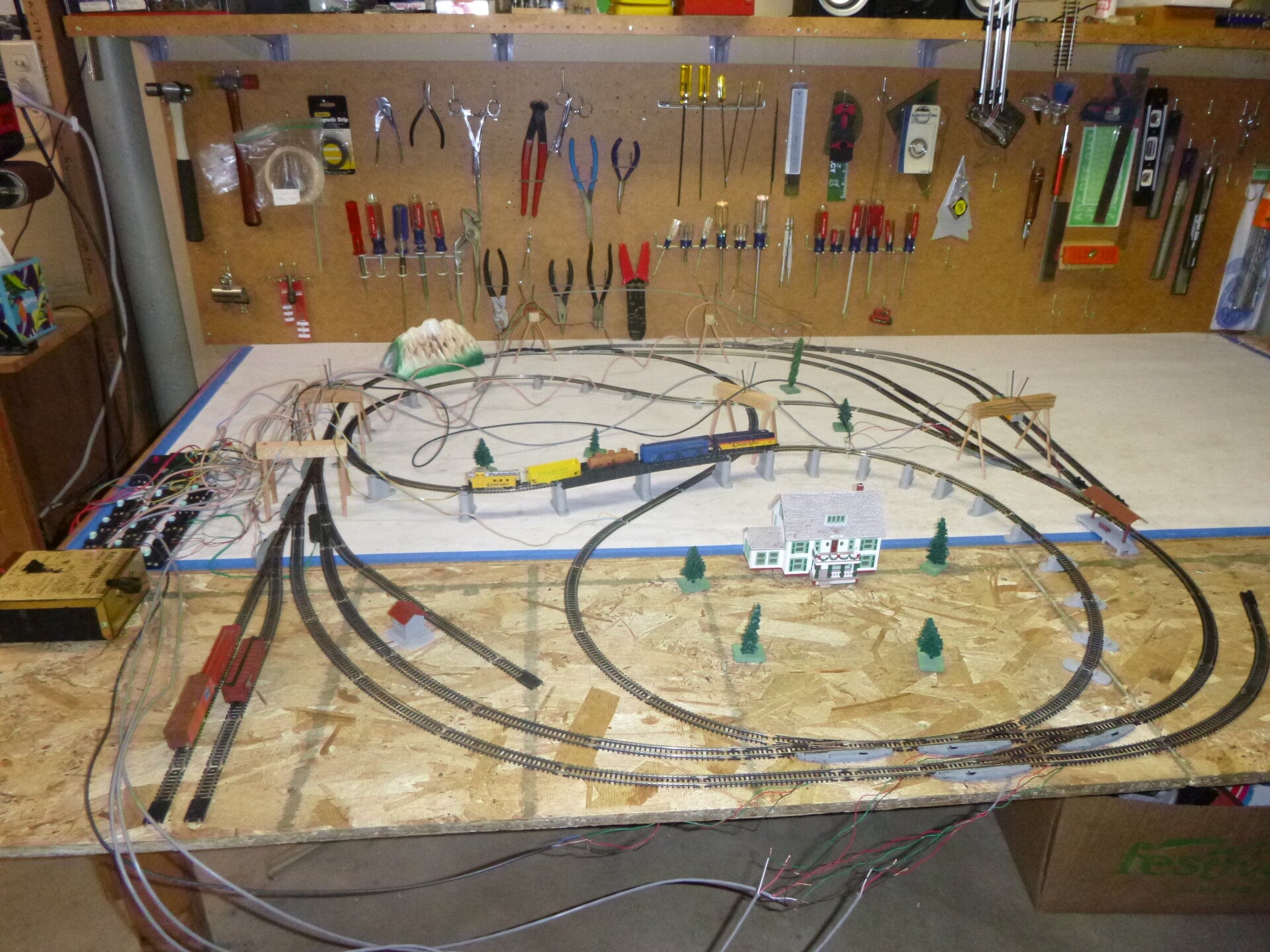 Reconditioned N scale 4'x4' double reverse loop 14 remote switches train set #10