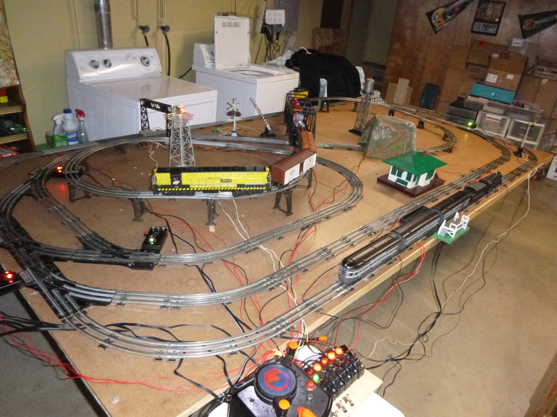 Huge Lionel fully reconditioned two-train postwar 10'x6' layout w/accessories