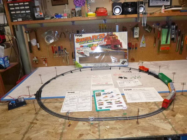 Reconditioned Tyco 1972 HO scale diesel freight train set w/bridge and extras