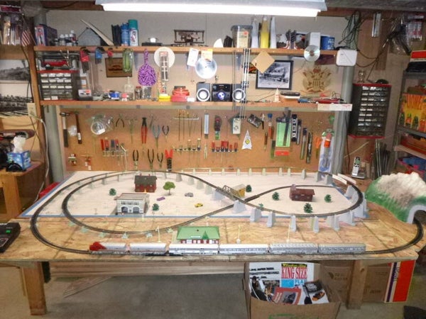 Reconditioned vintage HO scale Penn Line Santa Fe passenger train set 4x8 layout
