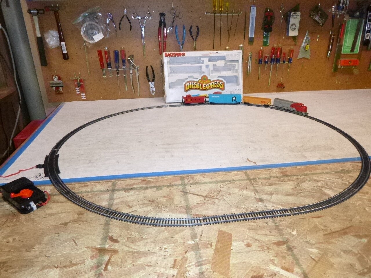Restored Bachmann HO scale Diesel Express Santa Fe starter freight train set #35