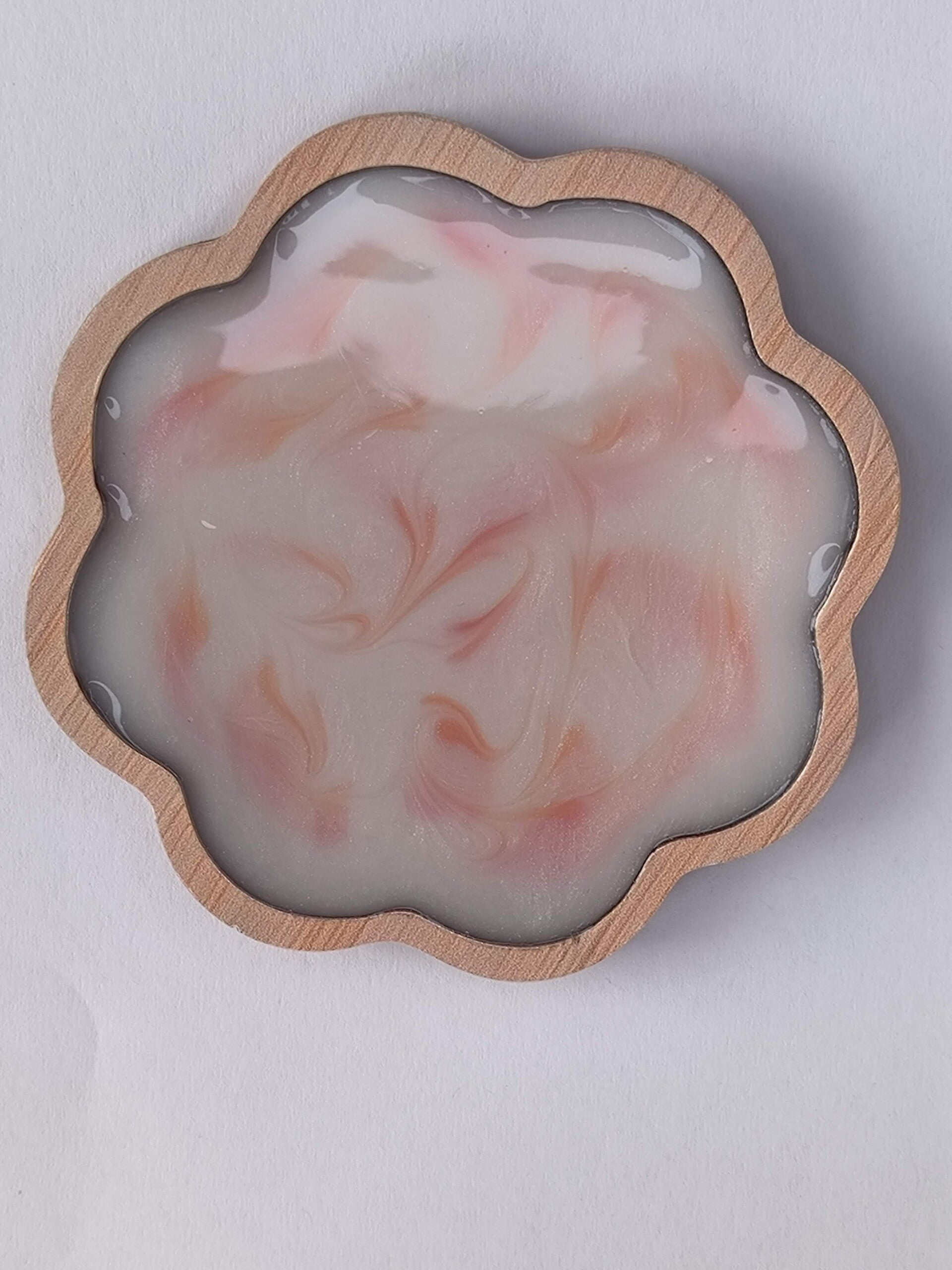 Untersetzer in Blütenform mit Holzrahmen – Zartes Rosa & Weiß