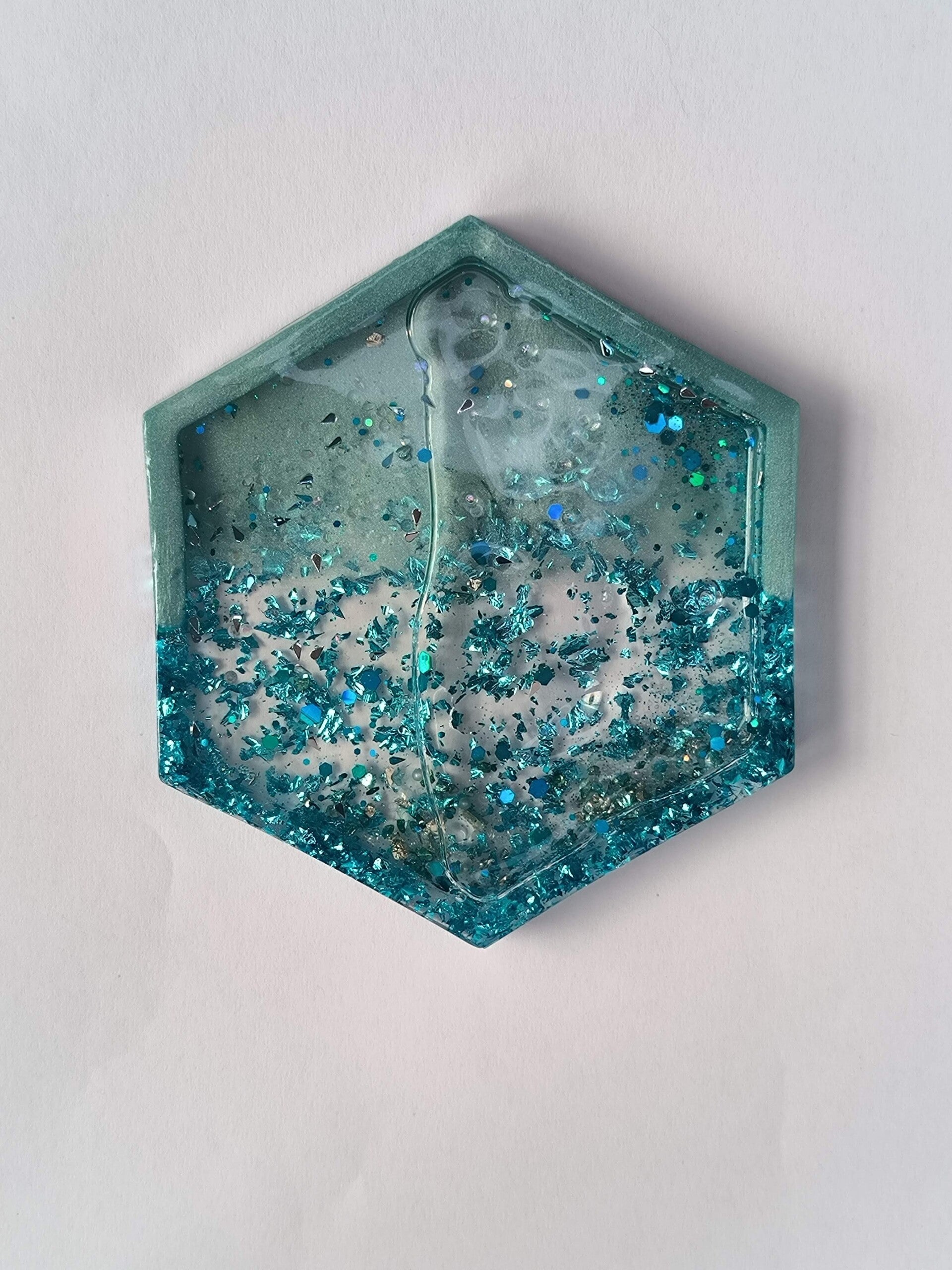 Hexagon Schale „Aqua Motion“ – Blaues Tablett mit fließendem Glitter-Effekt